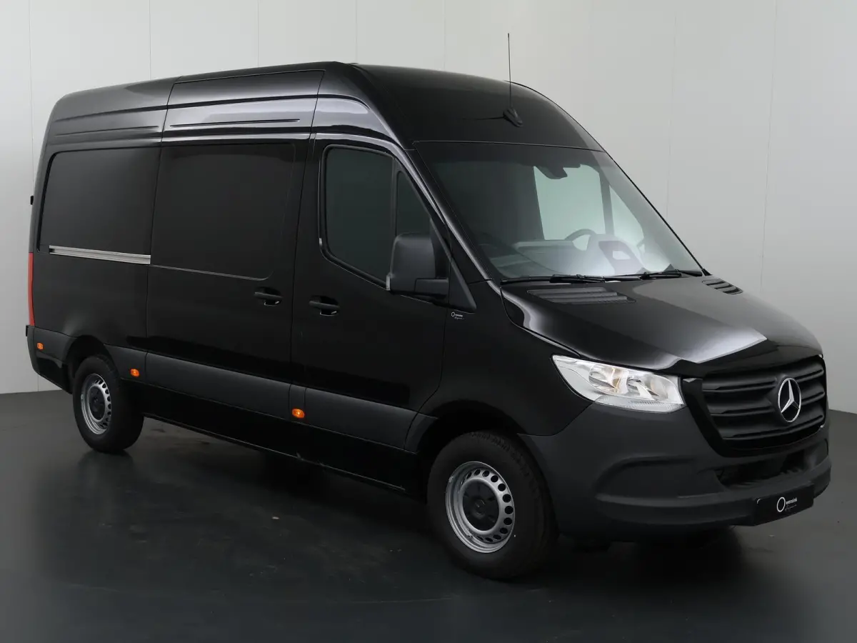 315 CDI | L2 H2 | RWD | Aut. | PRO | BPM VRIJ! | ACHTERUITRIJCAMERA | 3500 KG AHW | DODEHOEKASSISTENT | AIRCO | CRUISE | CARPLAY | ANDROID AUTO | METALLIC | 3-ZITS | MBUX SYSTEEM GROOT