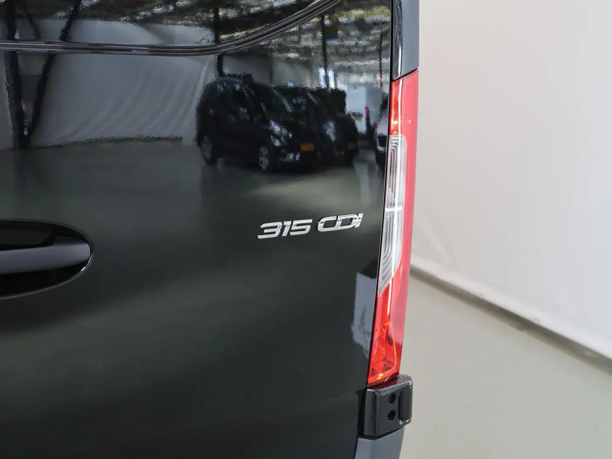 315 CDI | L2 H2 | RWD | Aut. | PRO | BPM VRIJ! | ACHTERUITRIJCAMERA | 3500 KG AHW | DODEHOEKASSISTENT | AIRCO | CRUISE | CARPLAY | ANDROID AUTO | METALLIC | 3-ZITS | MBUX SYSTEEM GROOT