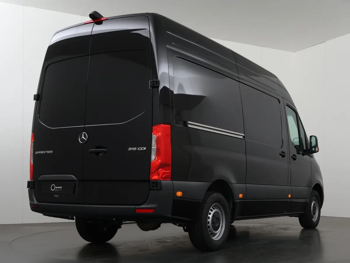 315 CDI | L2 H2 | RWD | Aut. | PRO | BPM VRIJ! | ACHTERUITRIJCAMERA | 3500 KG AHW | DODEHOEKASSISTENT | AIRCO | CRUISE | CARPLAY | ANDROID AUTO | METALLIC | 3-ZITS | MBUX SYSTEEM GROOT