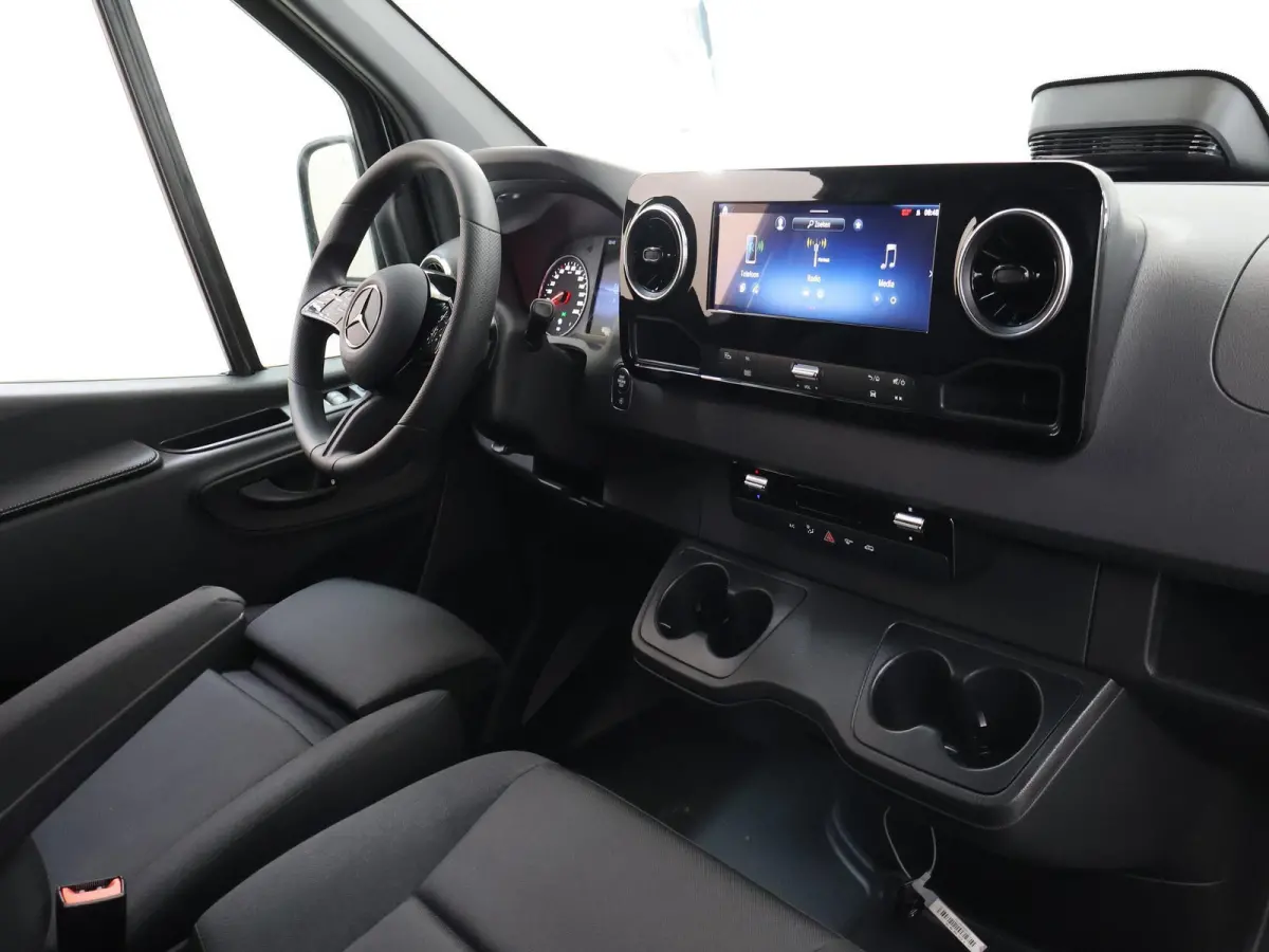 315 CDI | L2 H2 | RWD | Aut. | PRO | BPM VRIJ! | ACHTERUITRIJCAMERA | 3500 KG AHW | DODEHOEKASSISTENT | AIRCO | CRUISE | CARPLAY | ANDROID AUTO | METALLIC | 3-ZITS | MBUX SYSTEEM GROOT