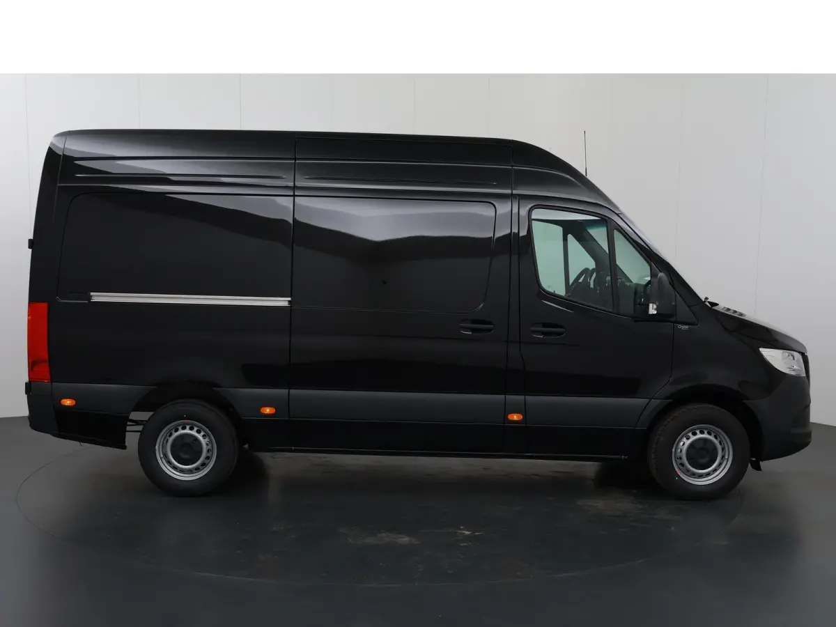 315 CDI | L2 H2 | RWD | Aut. | PRO | BPM VRIJ! | ACHTERUITRIJCAMERA | 3500 KG AHW | DODEHOEKASSISTENT | AIRCO | CRUISE | CARPLAY | ANDROID AUTO | METALLIC | 3-ZITS | MBUX SYSTEEM GROOT