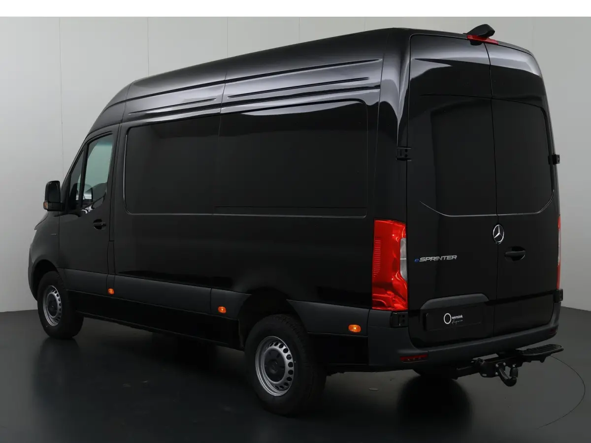 414 GB L2 H2 PRO | 81 kWh | 4250 GVW | 2000 KG Trekhaak | Cruise-Controle | MBUX | Achteruitrijcamera | DC laden 115 kW |  Smartphone integratie pakket |