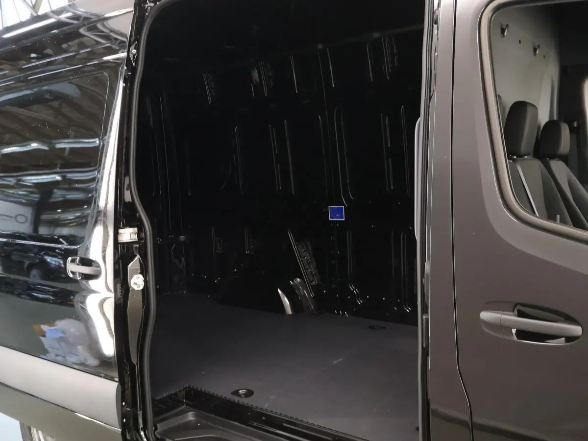 414 GB L2 H2 PRO | 81 kWh | 4250 GVW | 2000 KG Trekhaak | Cruise-Controle | MBUX | Achteruitrijcamera | DC laden 115 kW |  Smartphone integratie pakket |