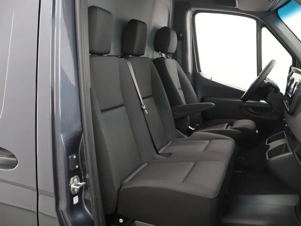 414 GB L2 H2 PRO | 81 kWh | 4250 GVW | 2000 KG Trekhaak | Cruise-Controle | MBUX | Achteruitrijcamera | DC laden 115 kW |  Smartphone integratie pakket |