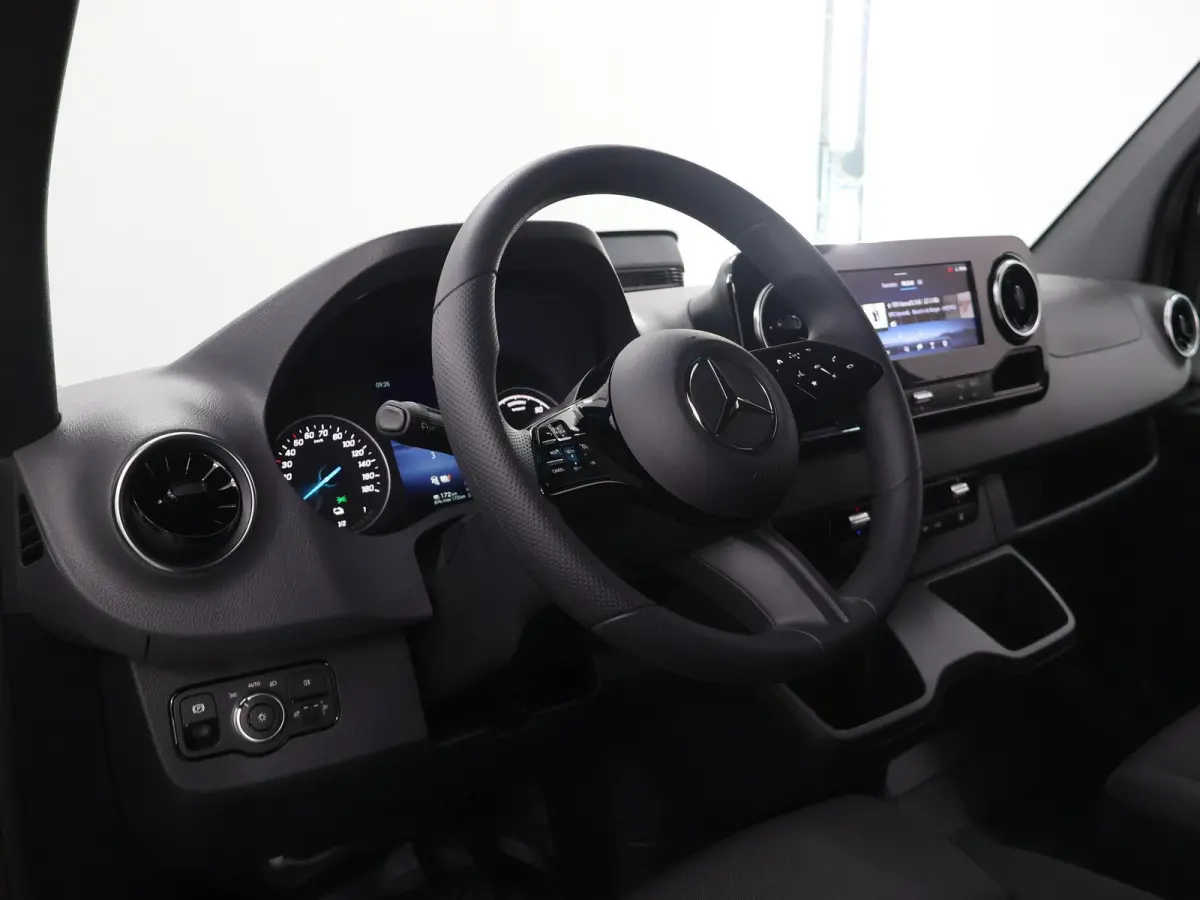414 GB L2 H2 PRO | 81 kWh | 4250 GVW | 2000 KG Trekhaak | Cruise-Controle | MBUX | Achteruitrijcamera | DC laden 115 kW |  Smartphone integratie pakket |