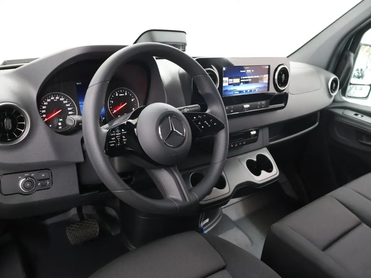 315 CDI | L2 H2 | RWD | Aut. | PRO | BPM VRIJ! | ACHTERUITRIJCAMERA | 3500 KG AHW | DODEHOEKASSISTENT | AIRCO | CRUISE | CARPLAY | ANDROID AUTO | METALLIC | 3-ZITS | MBUX SYSTEEM GROOT