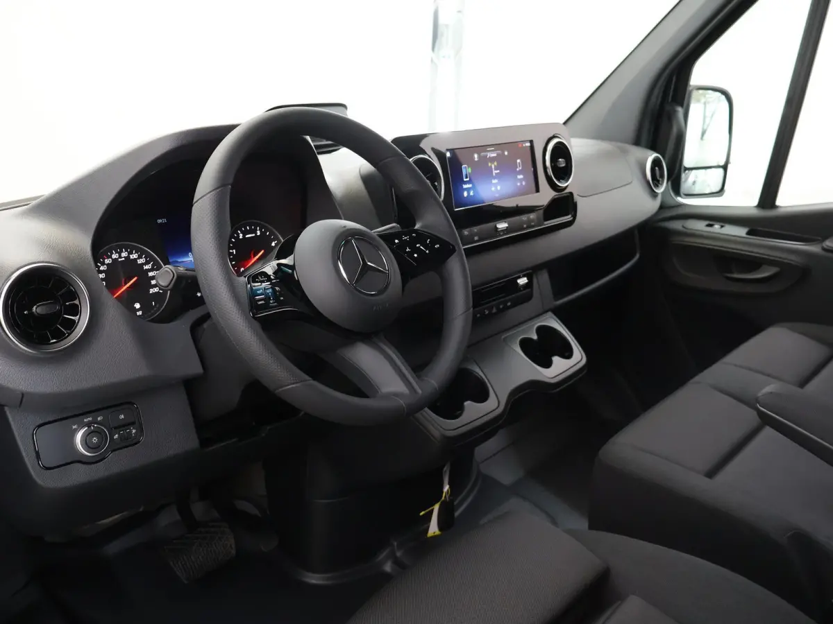 315 CDI | L2 H2 | RWD | Aut. | PRO | BPM VRIJ! | ACHTERUITRIJCAMERA | 3500 KG AHW | DODEHOEKASSISTENT | AIRCO | CRUISE | CARPLAY | ANDROID AUTO | METALLIC | 3-ZITS | MBUX SYSTEEM GROOT