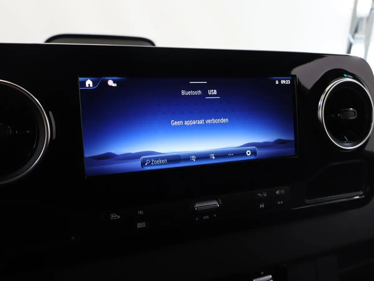 315 CDI | L2 H2 | RWD | Aut. | PRO | BPM VRIJ! | ACHTERUITRIJCAMERA | 3500 KG AHW | DODEHOEKASSISTENT | AIRCO | CRUISE | CARPLAY | ANDROID AUTO | METALLIC | 3-ZITS | MBUX SYSTEEM GROOT