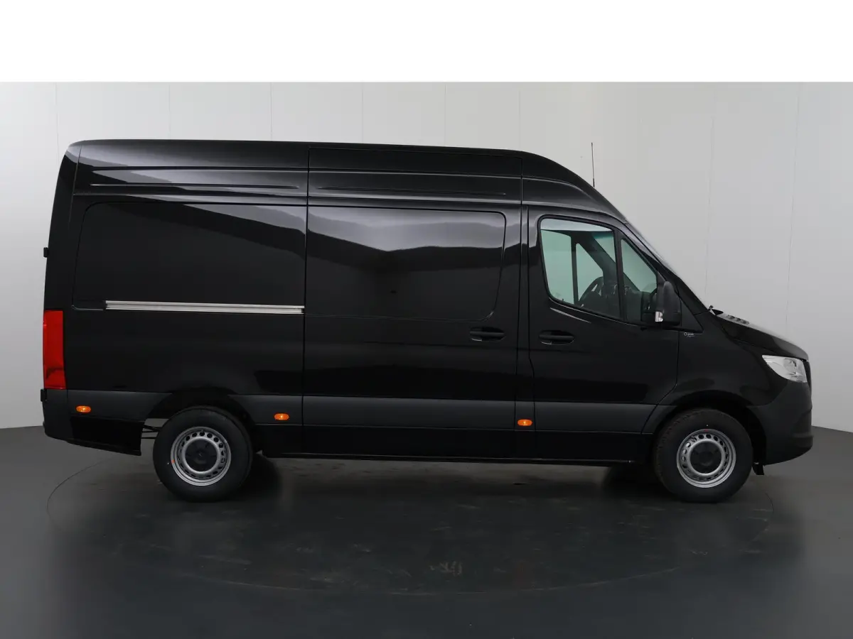 315 CDI | L2 H2 | RWD | Aut. | PRO | BPM VRIJ! | ACHTERUITRIJCAMERA | 3500 KG AHW | DODEHOEKASSISTENT | AIRCO | CRUISE | CARPLAY | ANDROID AUTO | METALLIC | 3-ZITS | MBUX SYSTEEM GROOT