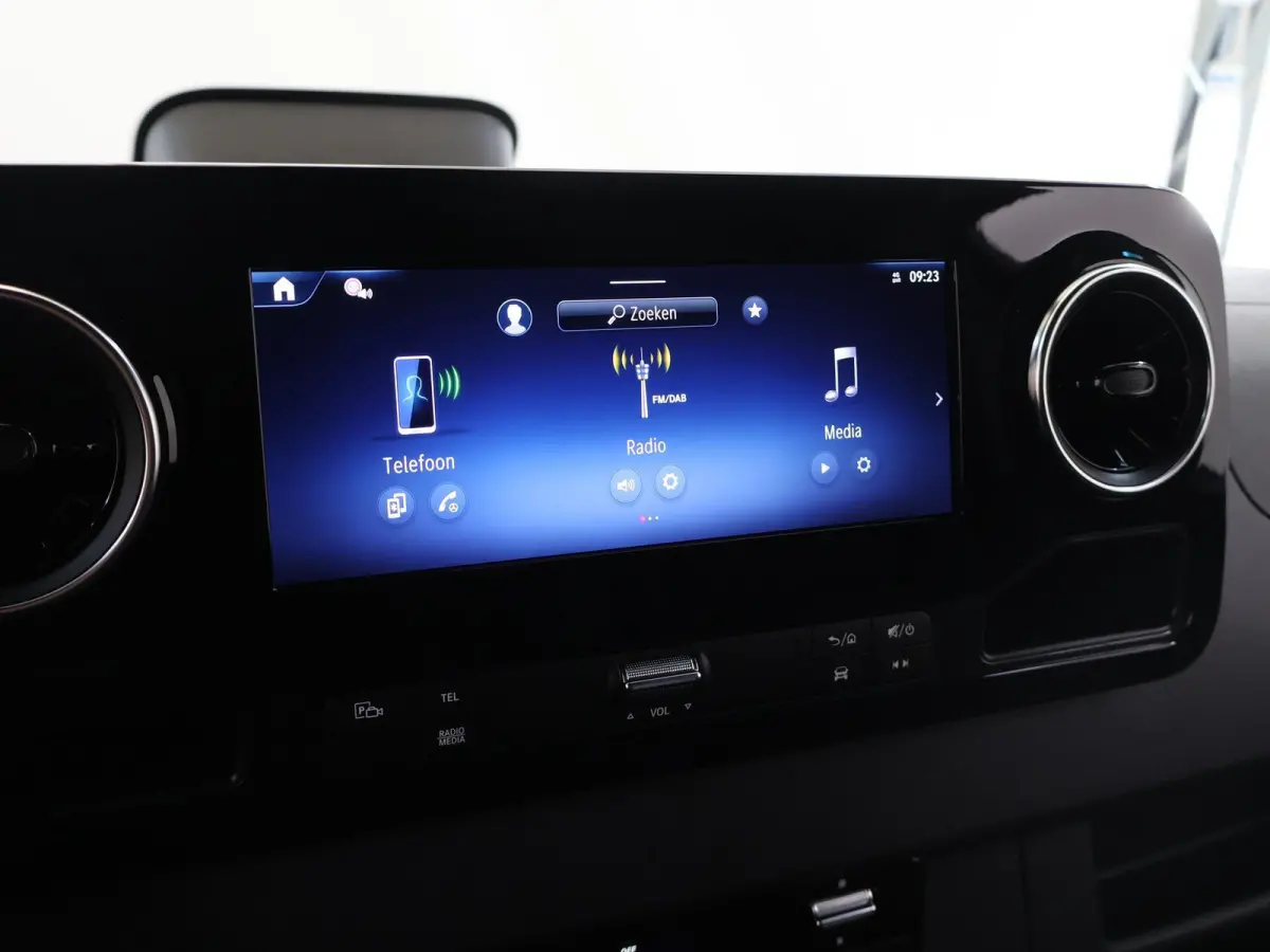 315 CDI | L2 H2 | RWD | Aut. | PRO | BPM VRIJ! | ACHTERUITRIJCAMERA | 3500 KG AHW | DODEHOEKASSISTENT | AIRCO | CRUISE | CARPLAY | ANDROID AUTO | METALLIC | 3-ZITS | MBUX SYSTEEM GROOT