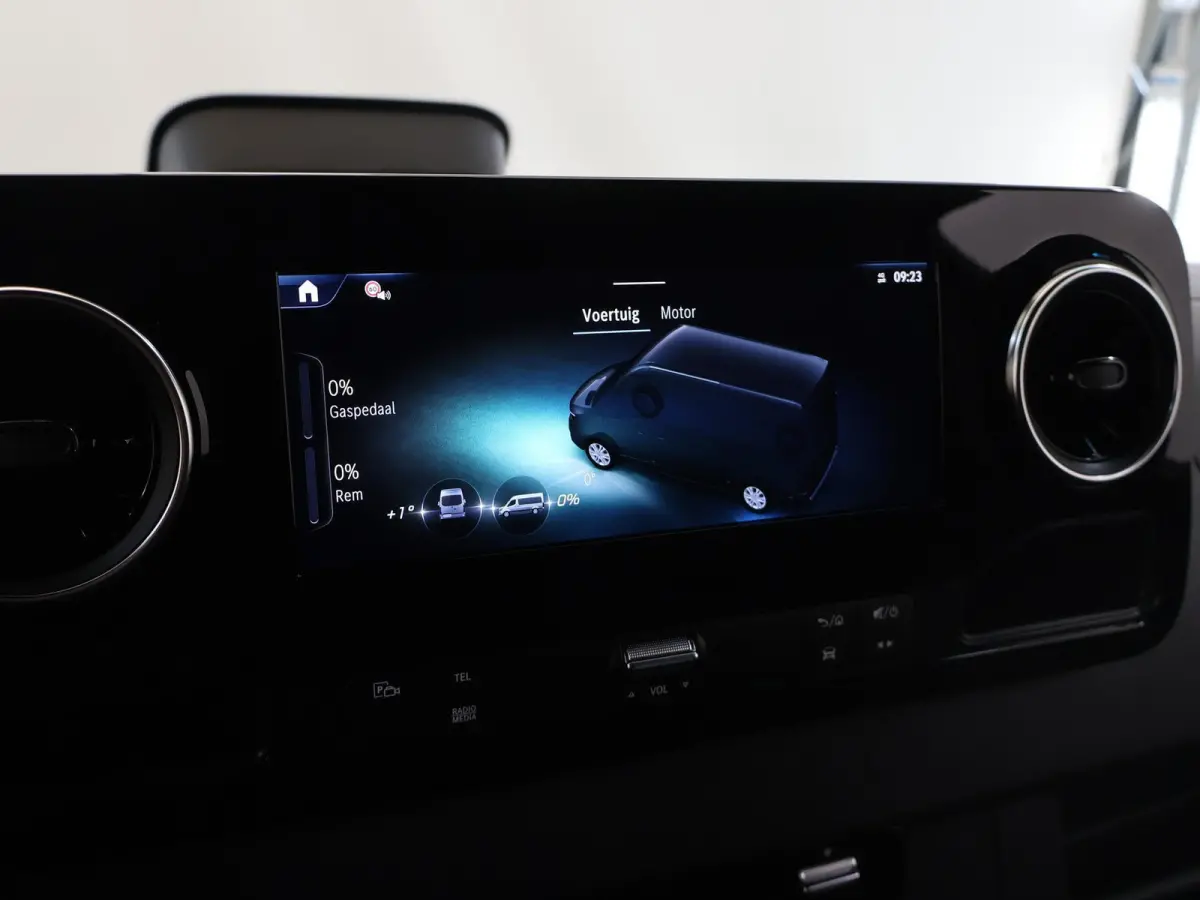 315 CDI | L2 H2 | RWD | Aut. | PRO | BPM VRIJ! | ACHTERUITRIJCAMERA | 3500 KG AHW | DODEHOEKASSISTENT | AIRCO | CRUISE | CARPLAY | ANDROID AUTO | METALLIC | 3-ZITS | MBUX SYSTEEM GROOT