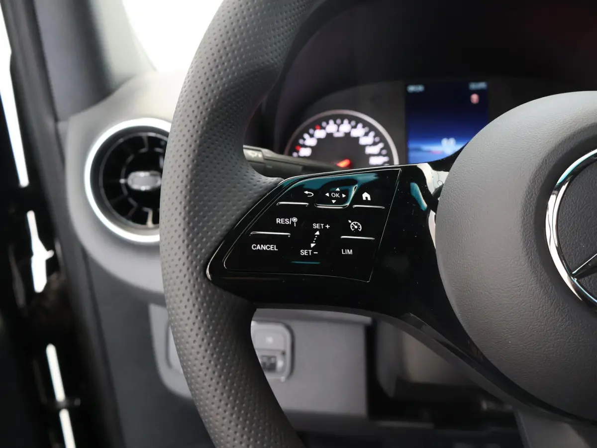 315 CDI | L2 H2 | RWD | Aut. | PRO | BPM VRIJ! | ACHTERUITRIJCAMERA | 3500 KG AHW | DODEHOEKASSISTENT | AIRCO | CRUISE | CARPLAY | ANDROID AUTO | METALLIC | 3-ZITS | MBUX SYSTEEM GROOT