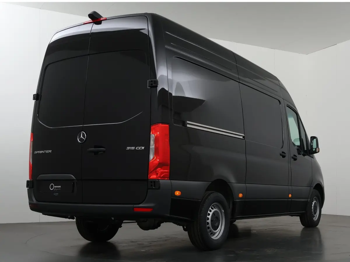 315 CDI | L2 H2 | RWD | Aut. | PRO | BPM VRIJ! | ACHTERUITRIJCAMERA | 3500 KG AHW | DODEHOEKASSISTENT | AIRCO | CRUISE | CARPLAY | ANDROID AUTO | METALLIC | 3-ZITS | MBUX SYSTEEM GROOT