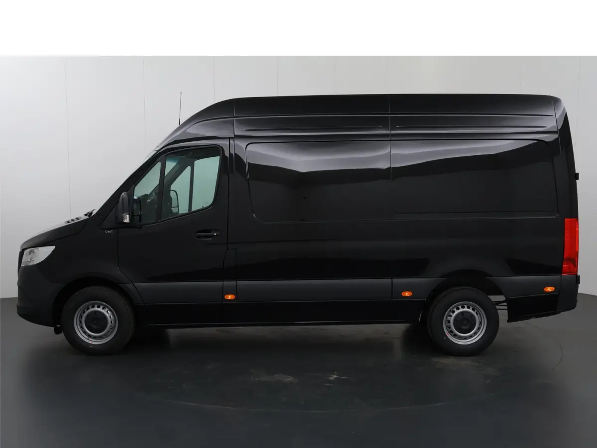 315 CDI | L2 H2 | RWD | Aut. | PRO | BPM VRIJ! | ACHTERUITRIJCAMERA | 3500 KG AHW | DODEHOEKASSISTENT | AIRCO | CRUISE | CARPLAY | ANDROID AUTO | METALLIC | 3-ZITS | MBUX SYSTEEM GROOT