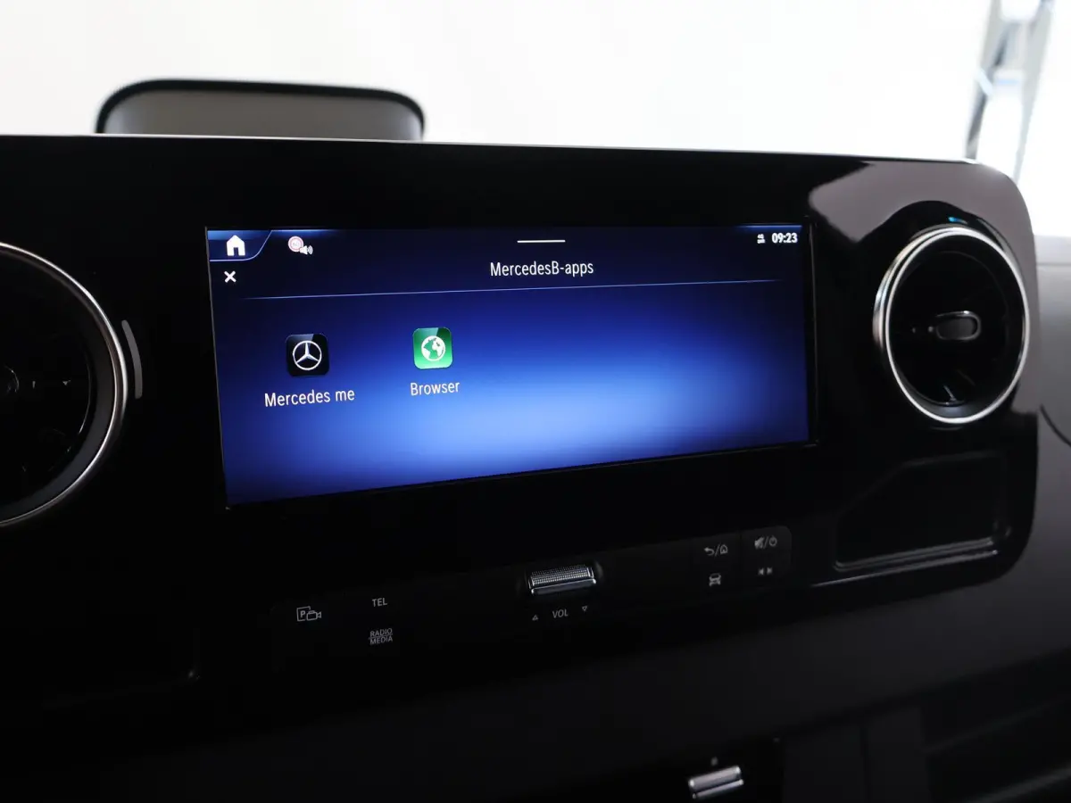 315 CDI | L2 H2 | RWD | Aut. | PRO | BPM VRIJ! | ACHTERUITRIJCAMERA | 3500 KG AHW | DODEHOEKASSISTENT | AIRCO | CRUISE | CARPLAY | ANDROID AUTO | METALLIC | 3-ZITS | MBUX SYSTEEM GROOT