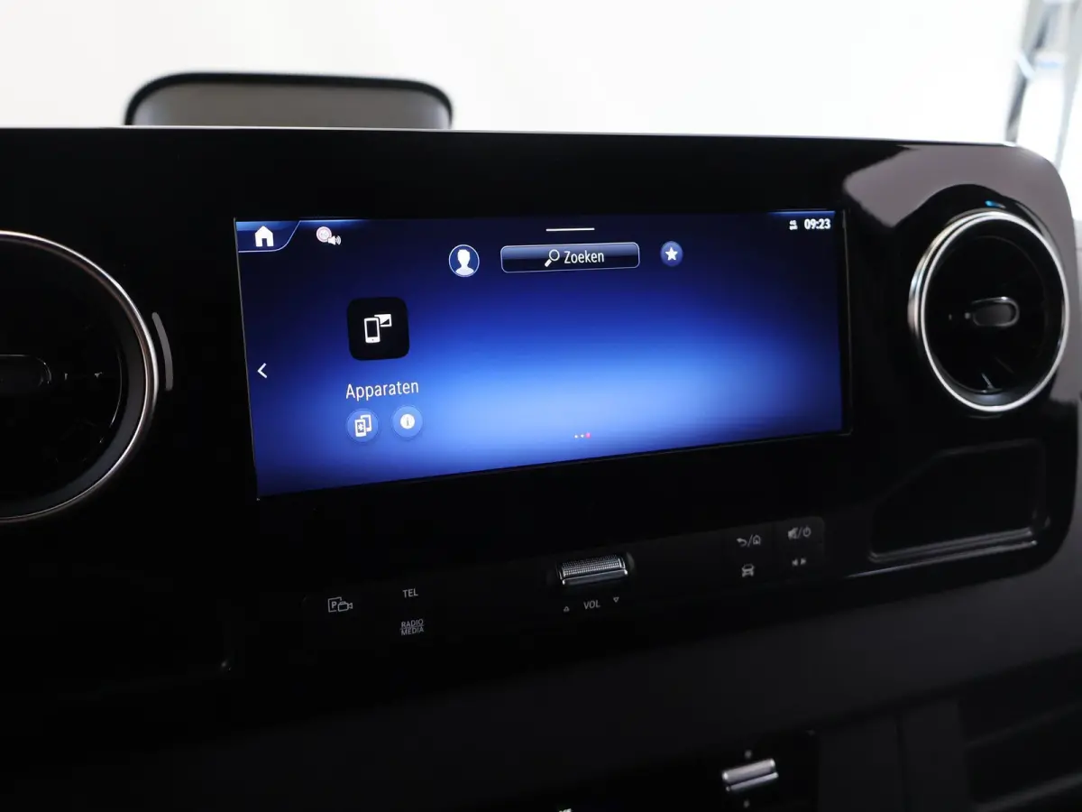 315 CDI | L2 H2 | RWD | Aut. | PRO | BPM VRIJ! | ACHTERUITRIJCAMERA | 3500 KG AHW | DODEHOEKASSISTENT | AIRCO | CRUISE | CARPLAY | ANDROID AUTO | METALLIC | 3-ZITS | MBUX SYSTEEM GROOT