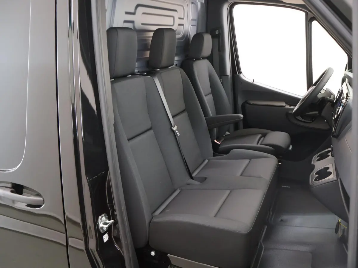315 CDI | L2 H2 | RWD | Aut. | PRO | BPM VRIJ! | ACHTERUITRIJCAMERA | 3500 KG AHW | DODEHOEKASSISTENT | AIRCO | CRUISE | CARPLAY | ANDROID AUTO | METALLIC | 3-ZITS | MBUX SYSTEEM GROOT