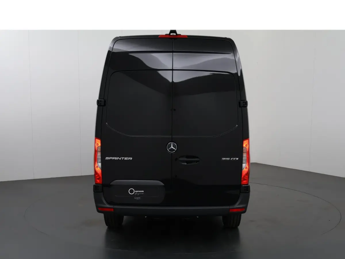 315 CDI | L2 H2 | RWD | Aut. | PRO | BPM VRIJ! | ACHTERUITRIJCAMERA | 3500 KG AHW | DODEHOEKASSISTENT | AIRCO | CRUISE | CARPLAY | ANDROID AUTO | METALLIC | 3-ZITS | MBUX SYSTEEM GROOT