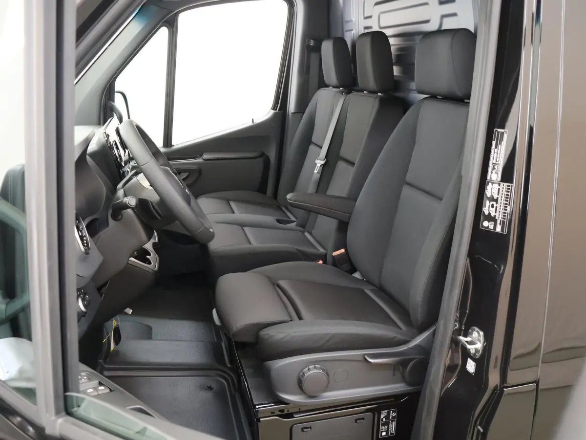 315 CDI | L2 H2 | RWD | Aut. | PRO | BPM VRIJ! | ACHTERUITRIJCAMERA | 3500 KG AHW | DODEHOEKASSISTENT | AIRCO | CRUISE | CARPLAY | ANDROID AUTO | METALLIC | 3-ZITS | MBUX SYSTEEM GROOT
