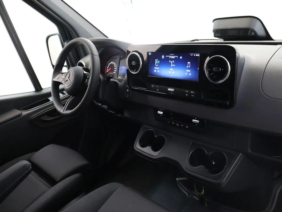 315 CDI | L2 H2 | RWD | Aut. | PRO | BPM VRIJ! | ACHTERUITRIJCAMERA | 3500 KG AHW | DODEHOEKASSISTENT | AIRCO | CRUISE | CARPLAY | ANDROID AUTO | METALLIC | 3-ZITS | MBUX SYSTEEM GROOT