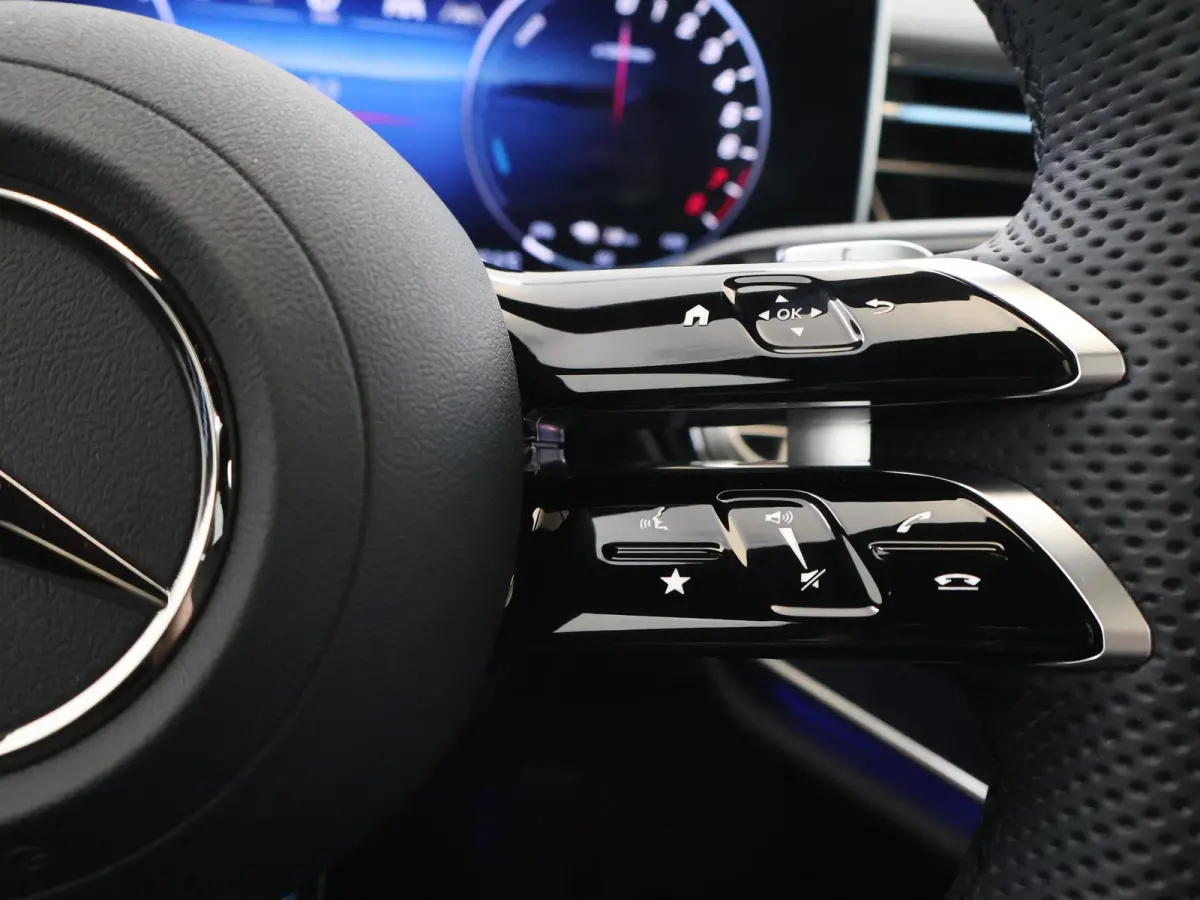 300e Sport Edition | Premium Plus pakket | Panoramaschuifdak | Superscreen | Nightpakket | Rijassistentiepakket Plus | Stoelventilatie | Head-up display | Burmester