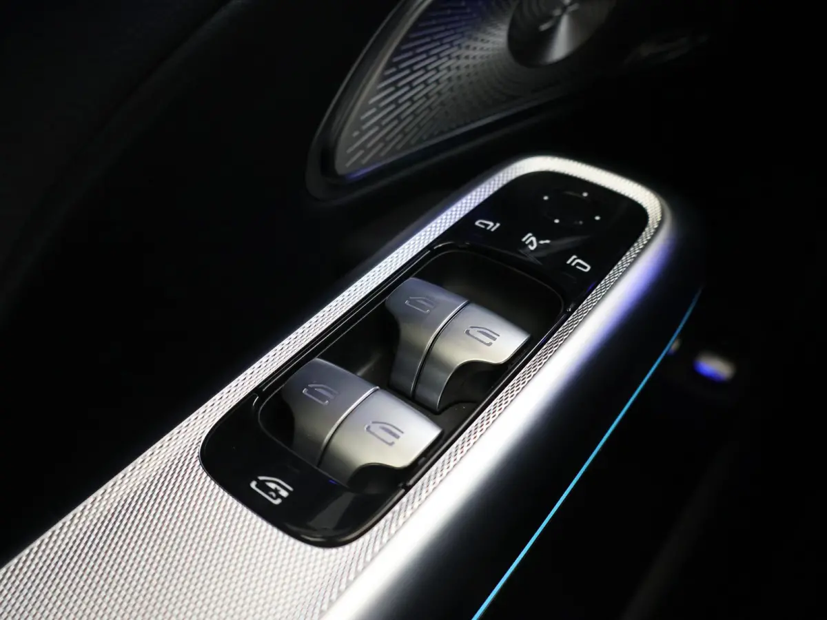 300e Sport Edition | Premium Plus pakket | Panoramaschuifdak | Superscreen | Nightpakket | Rijassistentiepakket Plus | Stoelventilatie | Head-up display | Burmester