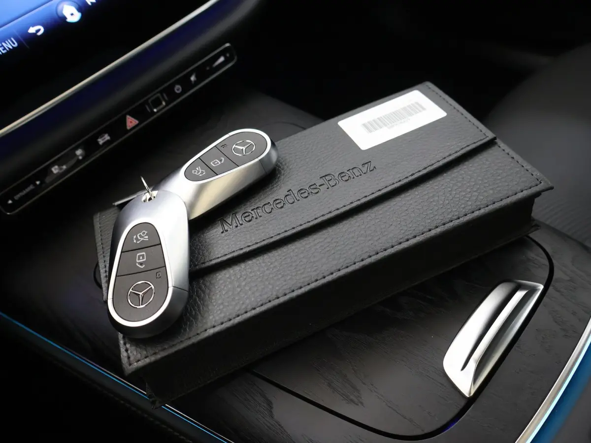 300e Sport Edition | Premium Plus pakket | Panoramaschuifdak | Superscreen | Nightpakket | Rijassistentiepakket Plus | Stoelventilatie | Head-up display | Burmester