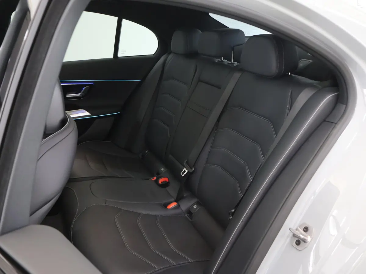 300e Sport Edition | Premium Plus pakket | Panoramaschuifdak | Superscreen | Nightpakket | Rijassistentiepakket Plus | Stoelventilatie | Head-up display | Burmester
