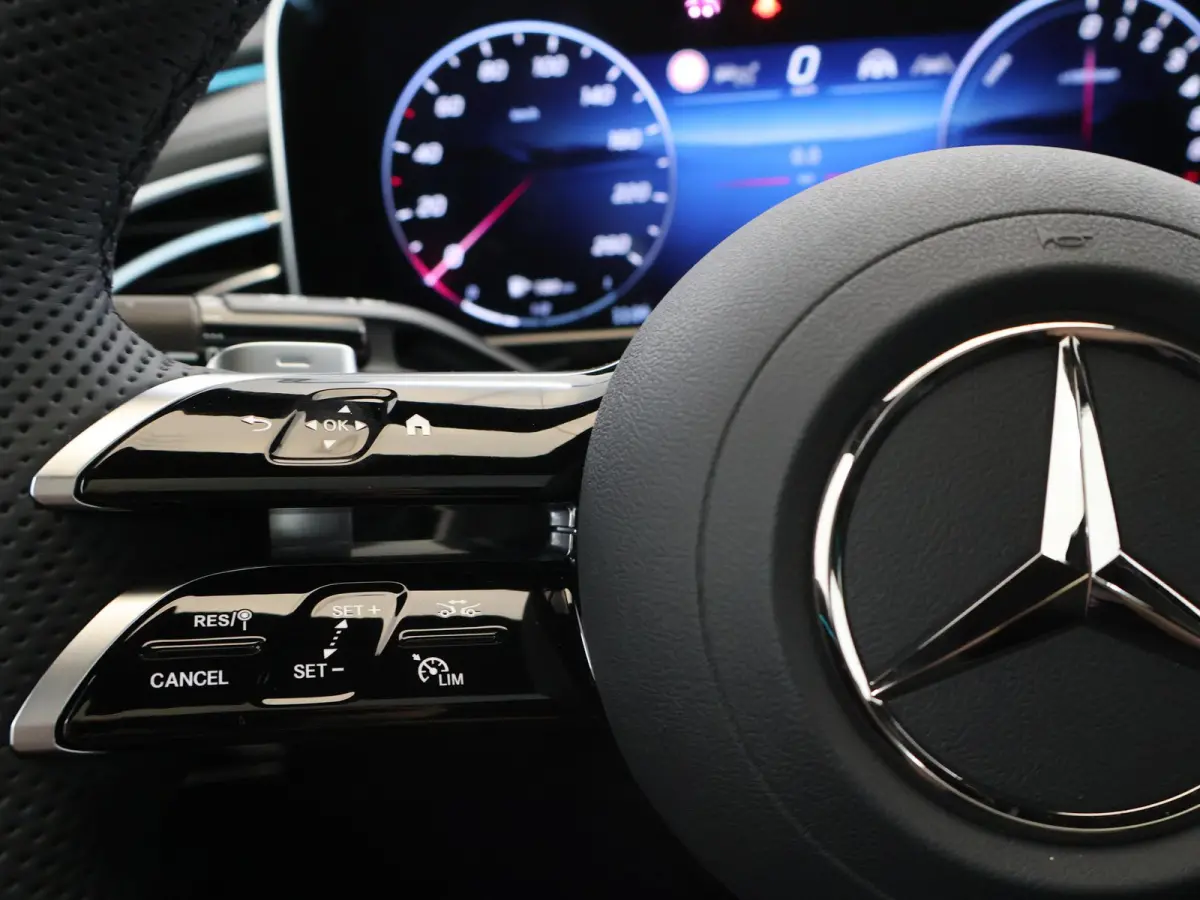 300e Sport Edition | Premium Plus pakket | Panoramaschuifdak | Superscreen | Nightpakket | Rijassistentiepakket Plus | Stoelventilatie | Head-up display | Burmester