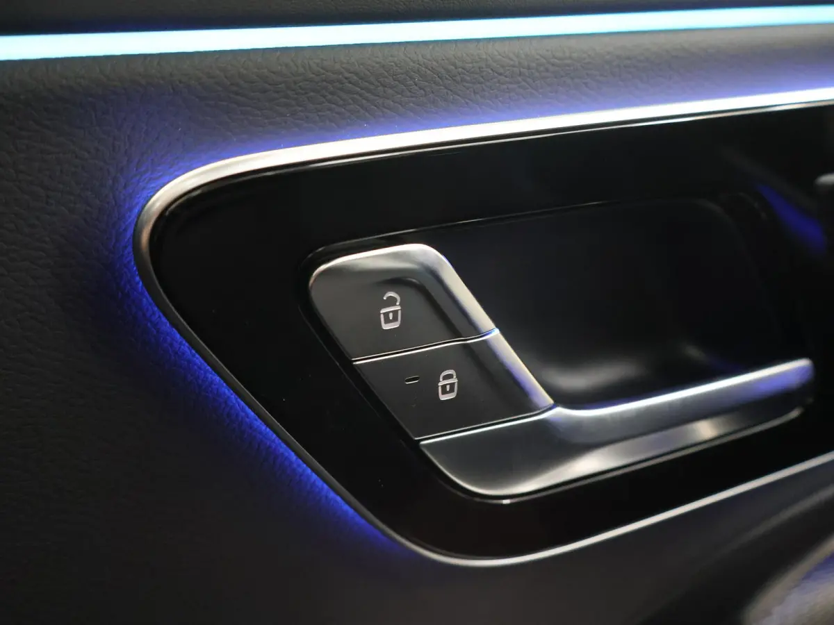 300e Sport Edition | Premium Plus pakket | Panoramaschuifdak | Superscreen | Nightpakket | Rijassistentiepakket Plus | Stoelventilatie | Head-up display | Burmester