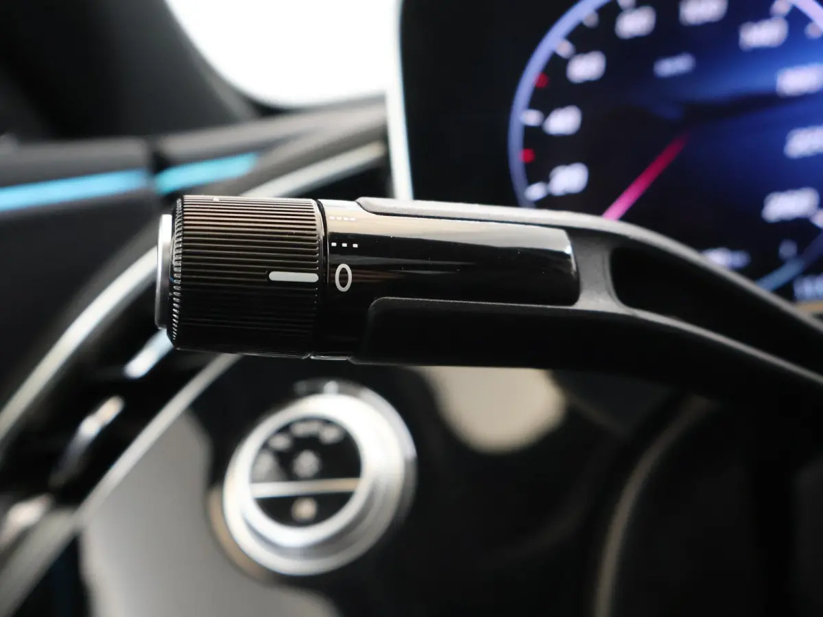 300e Sport Edition | Premium Plus pakket | Panoramaschuifdak | Superscreen | Nightpakket | Rijassistentiepakket Plus | Stoelventilatie | Head-up display | Burmester