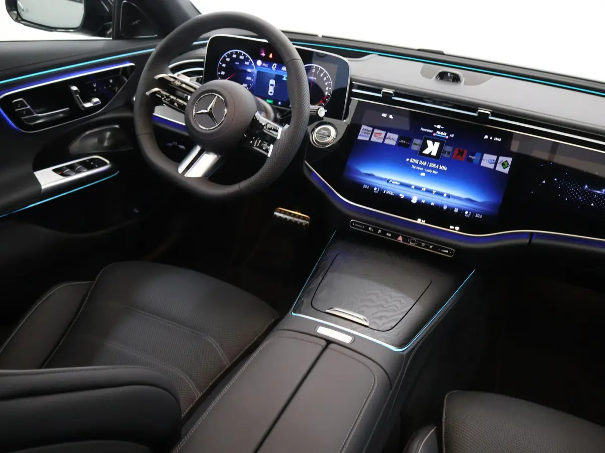 300e Sport Edition | Premium Plus pakket | Panoramaschuifdak | Superscreen | Nightpakket | Rijassistentiepakket Plus | Stoelventilatie | Head-up display | Burmester