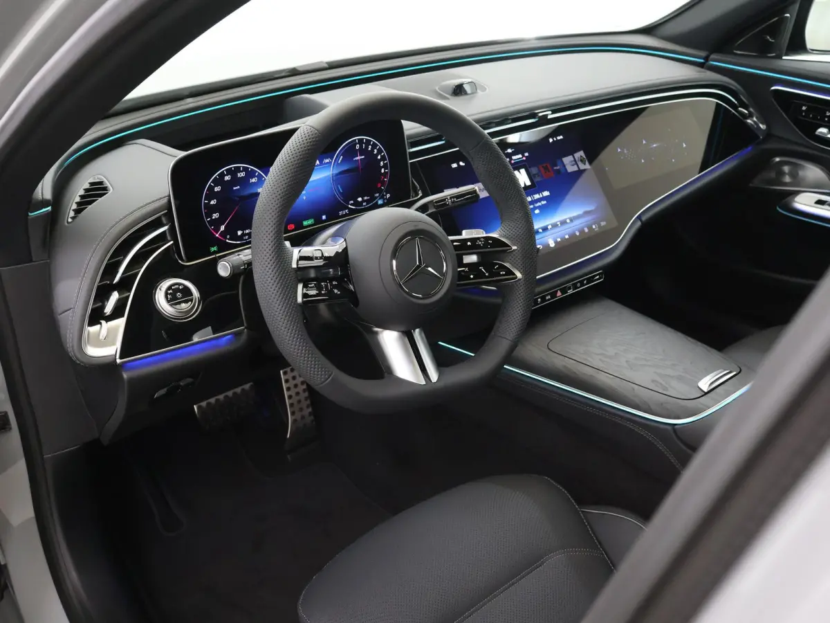 300e Sport Edition | Premium Plus pakket | Panoramaschuifdak | Superscreen | Nightpakket | Rijassistentiepakket Plus | Stoelventilatie | Head-up display | Burmester