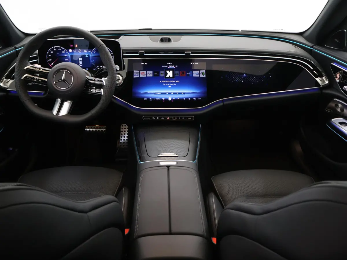 300e Sport Edition | Premium Plus pakket | Panoramaschuifdak | Superscreen | Nightpakket | Rijassistentiepakket Plus | Stoelventilatie | Head-up display | Burmester