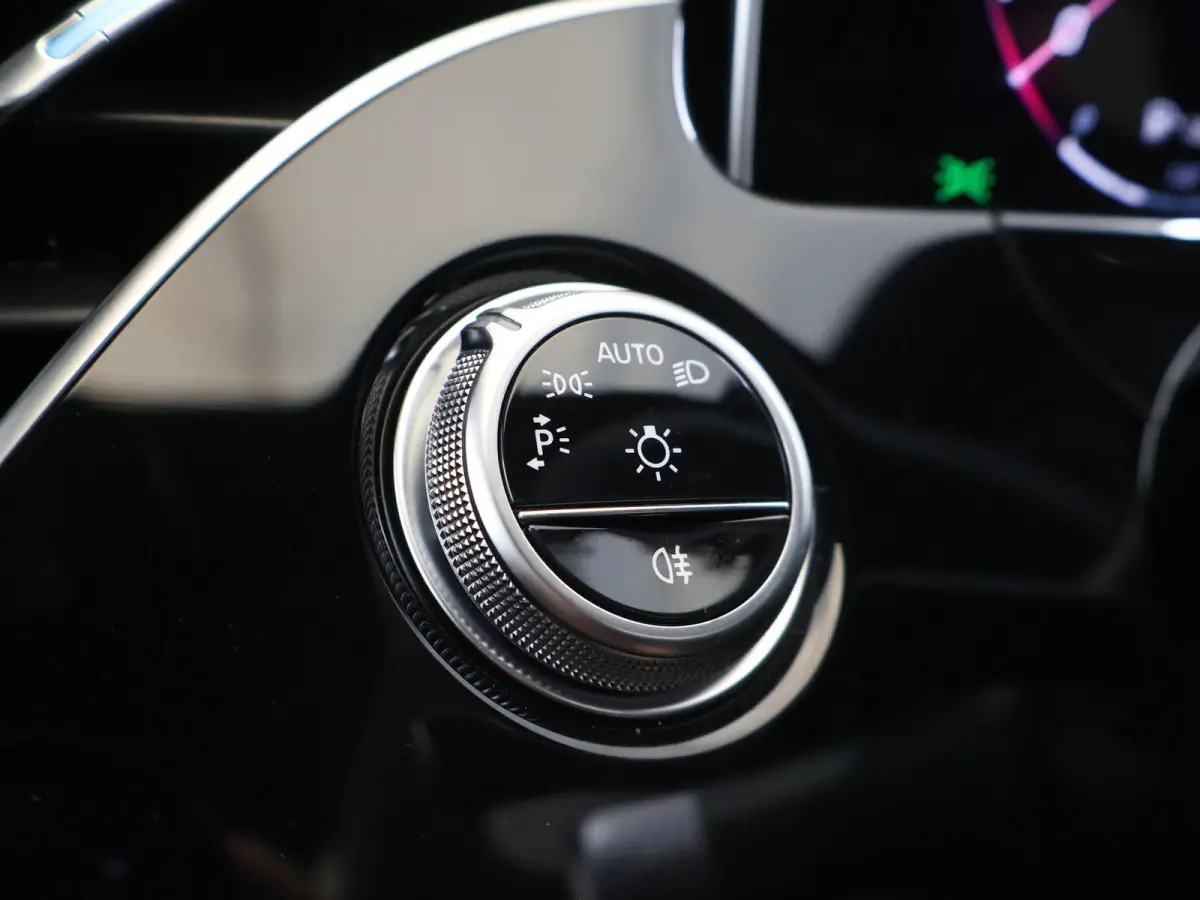 300e Sport Edition | Premium Plus pakket | Panoramaschuifdak | Superscreen | Nightpakket | Rijassistentiepakket Plus | Stoelventilatie | Head-up display | Burmester
