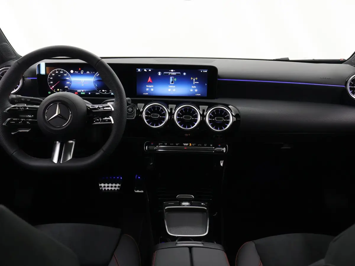 250e Business Solution AMG Apple Carplay| Panoramaschuifdak | Stoelverwarming | Achteruitrijcamera |  MULTIBEAM LED | Night Pakket | Driving Assistance Pakket