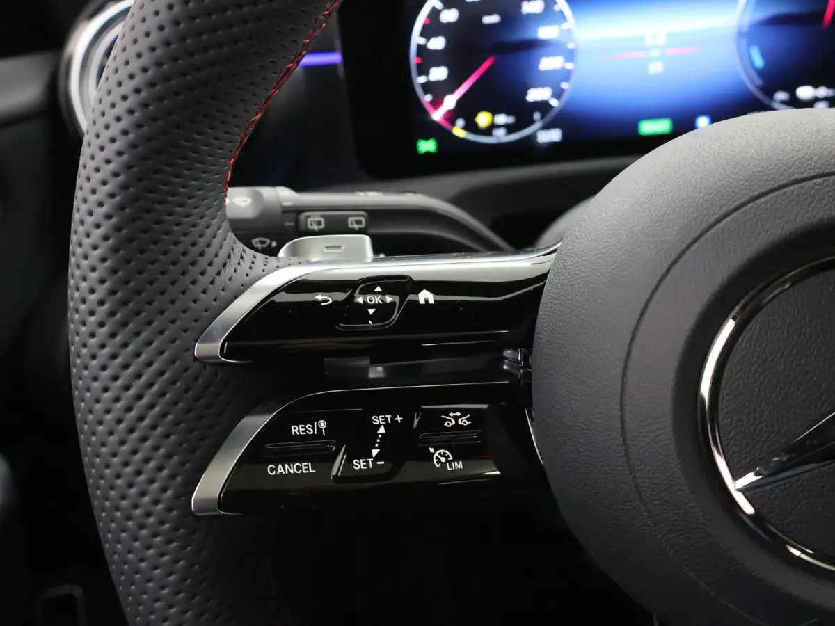 250e Business Solution AMG Apple Carplay| Panoramaschuifdak | Stoelverwarming | Achteruitrijcamera |  MULTIBEAM LED | Night Pakket | Driving Assistance Pakket