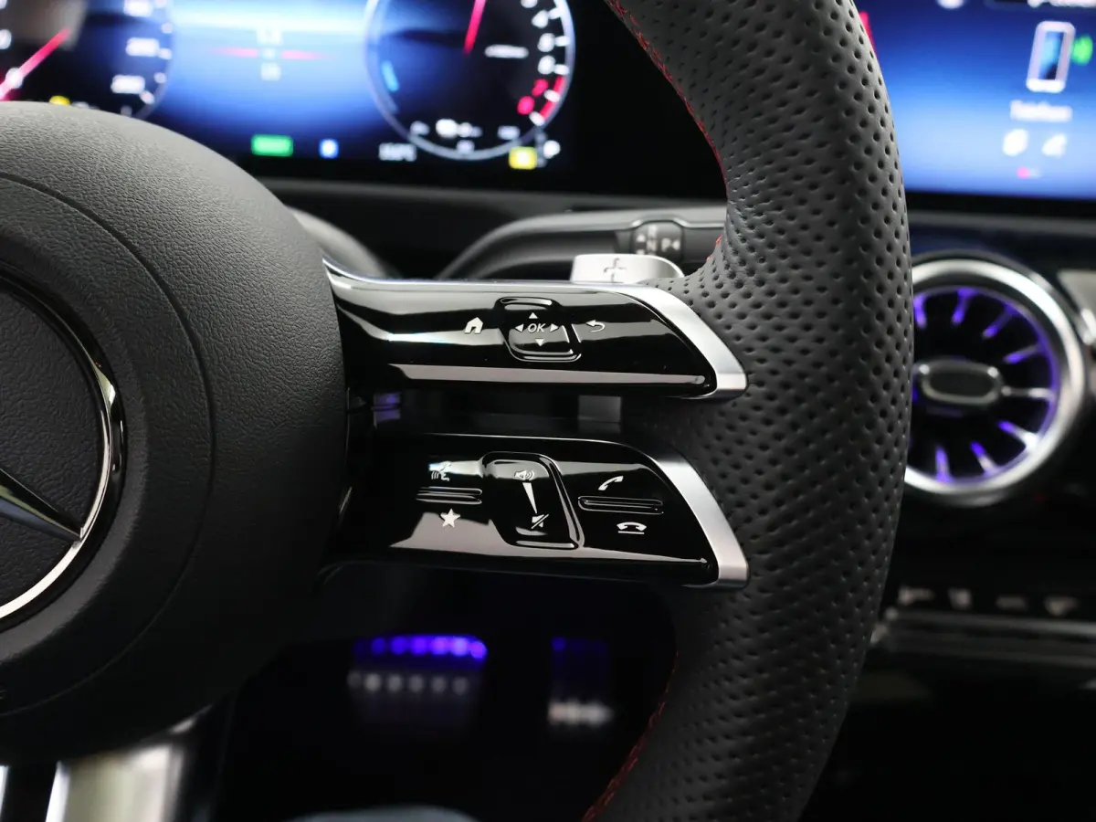 250e Business Solution AMG Apple Carplay| Panoramaschuifdak | Stoelverwarming | Achteruitrijcamera |  MULTIBEAM LED | Night Pakket | Driving Assistance Pakket