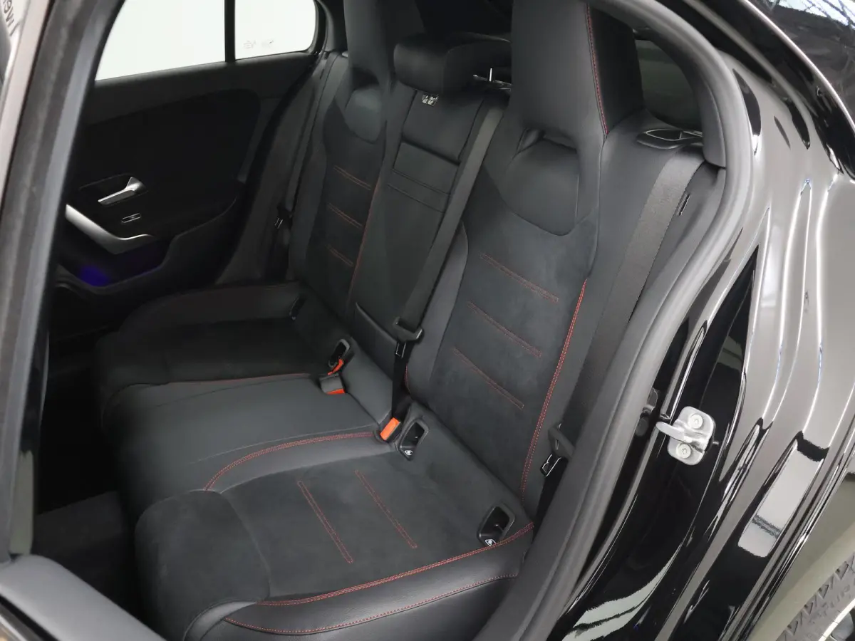 250e Business Solution AMG Apple Carplay| Panoramaschuifdak | Stoelverwarming | Achteruitrijcamera |  MULTIBEAM LED | Night Pakket | Driving Assistance Pakket