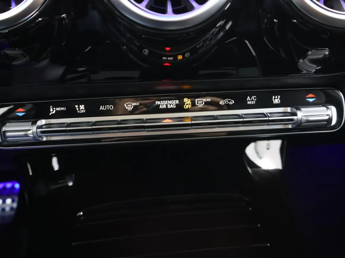250e Business Solution AMG Apple Carplay| Panoramaschuifdak | Stoelverwarming | Achteruitrijcamera |  MULTIBEAM LED | Night Pakket | Driving Assistance Pakket