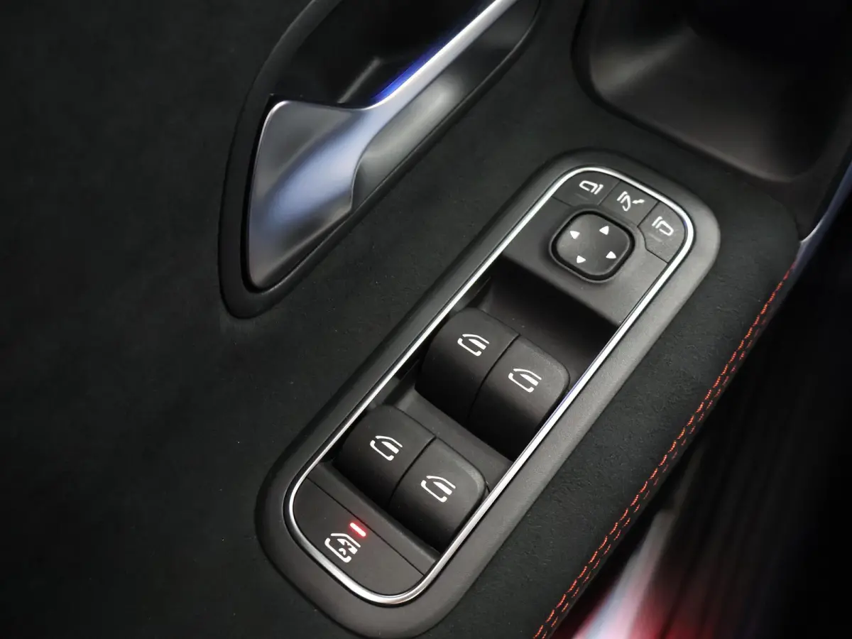 250e Business Solution AMG Apple Carplay| Panoramaschuifdak | Stoelverwarming | Achteruitrijcamera |  MULTIBEAM LED | Night Pakket | Driving Assistance Pakket
