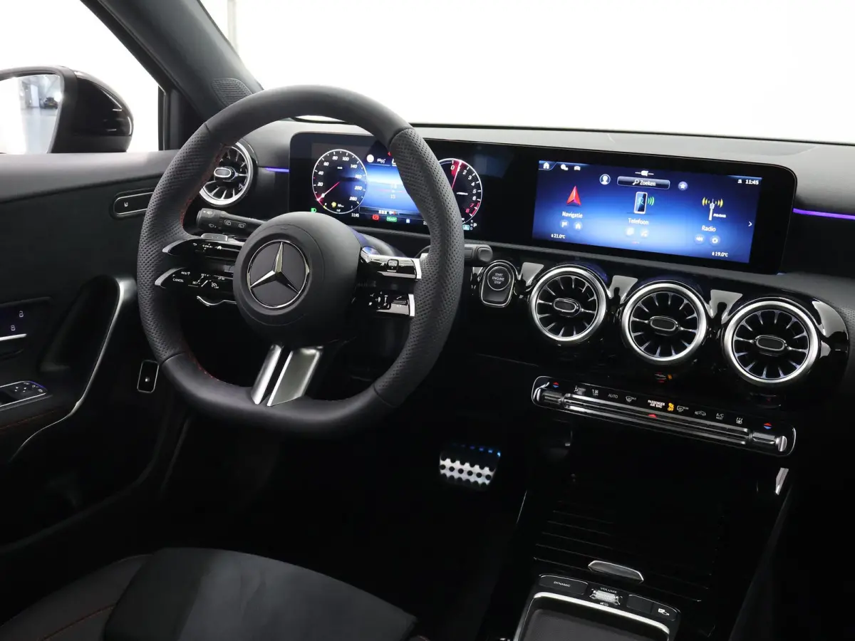 250e Business Solution AMG Apple Carplay| Panoramaschuifdak | Stoelverwarming | Achteruitrijcamera |  MULTIBEAM LED | Night Pakket | Driving Assistance Pakket