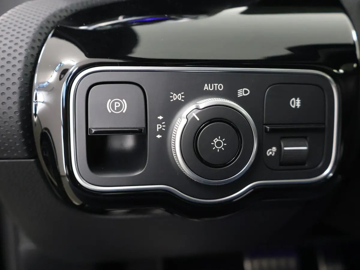 250e Business Solution AMG Apple Carplay| Panoramaschuifdak | Stoelverwarming | Achteruitrijcamera |  MULTIBEAM LED | Night Pakket | Driving Assistance Pakket