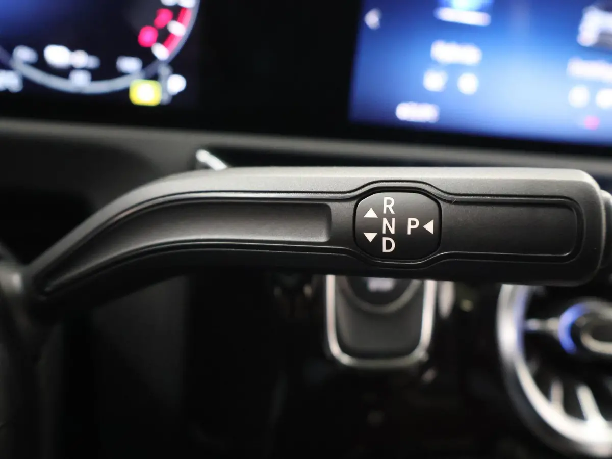 250e Business Solution AMG Apple Carplay| Panoramaschuifdak | Stoelverwarming | Achteruitrijcamera |  MULTIBEAM LED | Night Pakket | Driving Assistance Pakket