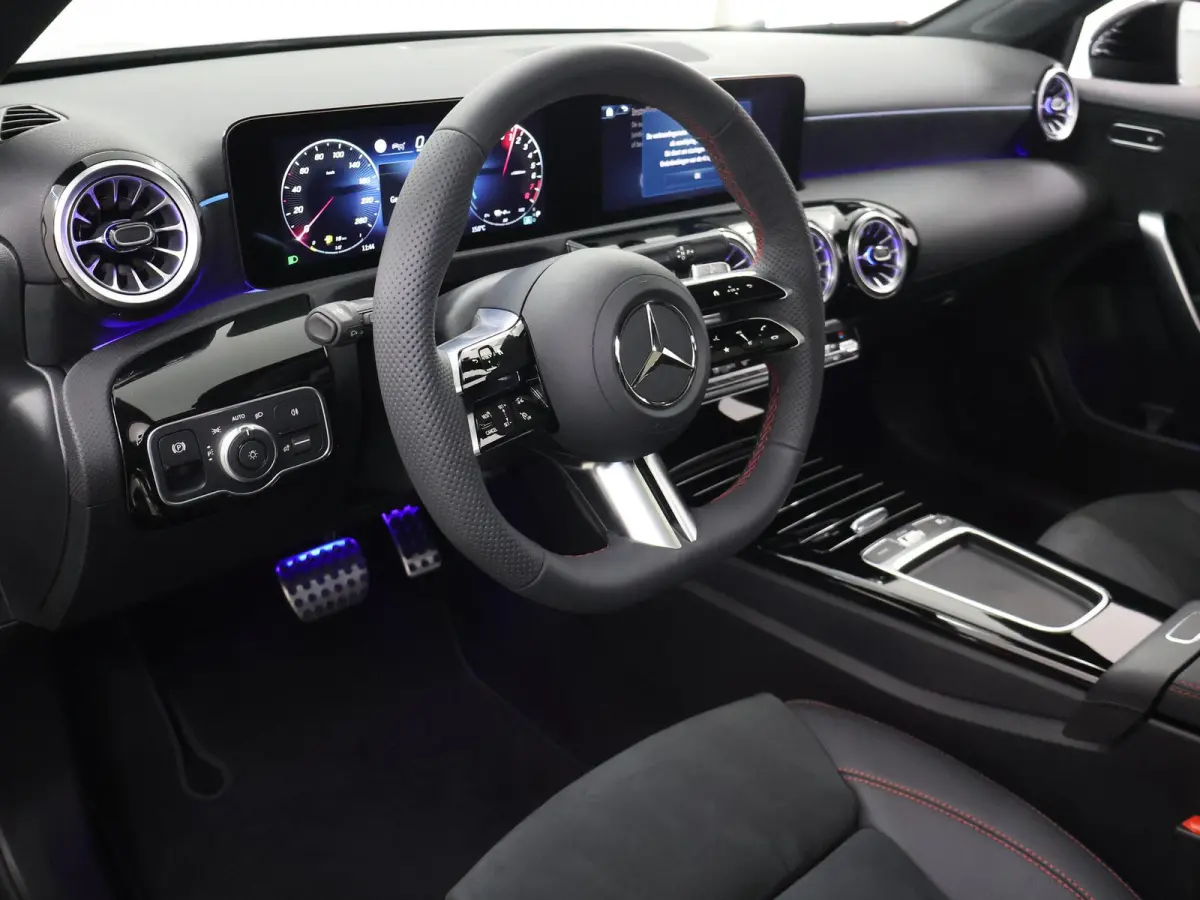 250e Business Solution AMG Apple Carplay| Panoramaschuifdak | Stoelverwarming | Achteruitrijcamera |  MULTIBEAM LED | Night Pakket | Driving Assistance Pakket