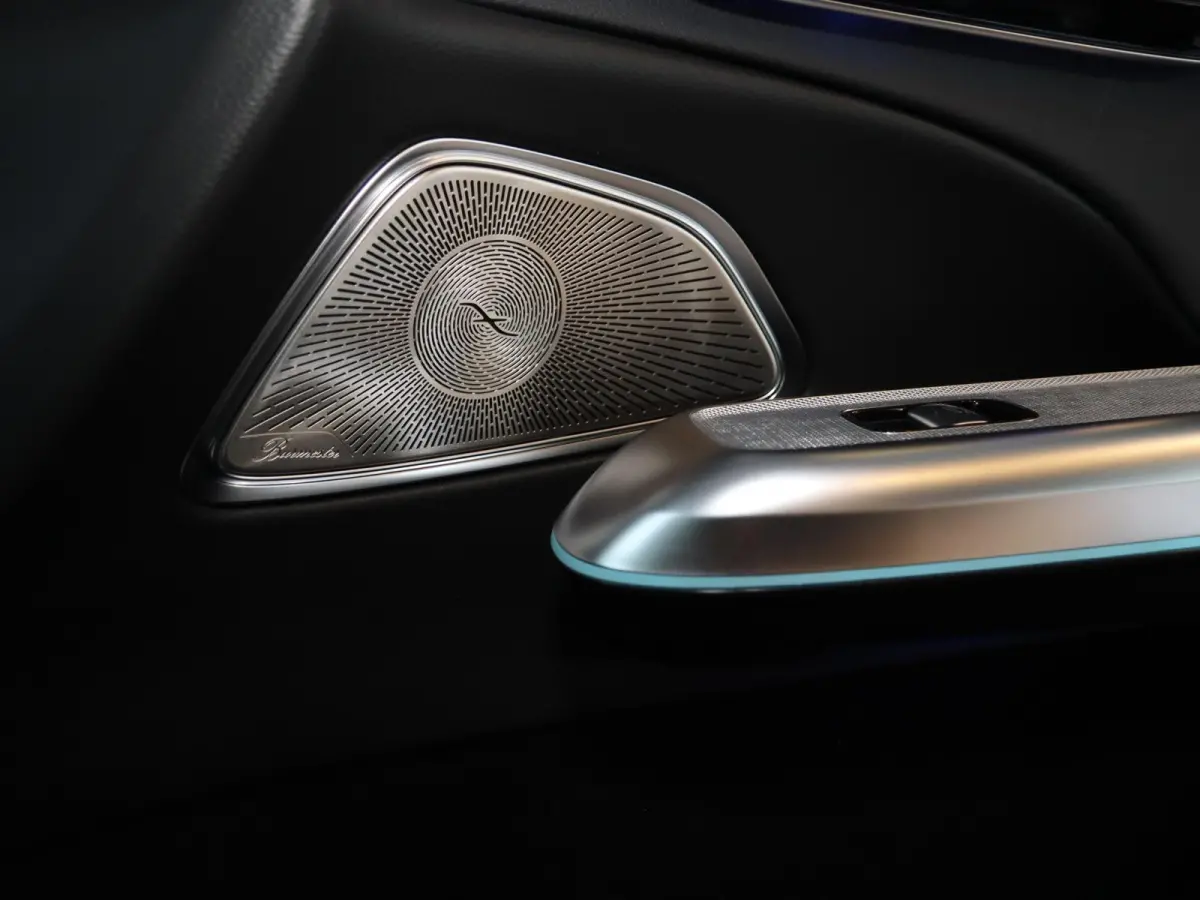 300e Sport Edition | Panoramaschuifdak | Premium plus | Superscreen | Nightpakket | Burmester | Stoelventilatie | Rijassistentiepakket Plus | Head-up display | DISTRONIC |
