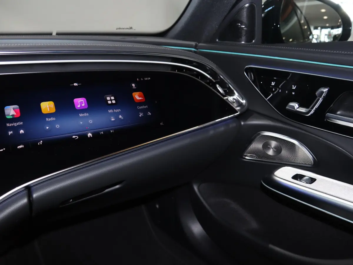 300e Sport Edition | Panoramaschuifdak | Premium plus | Superscreen | Nightpakket | Burmester | Stoelventilatie | Rijassistentiepakket Plus | Head-up display | DISTRONIC |