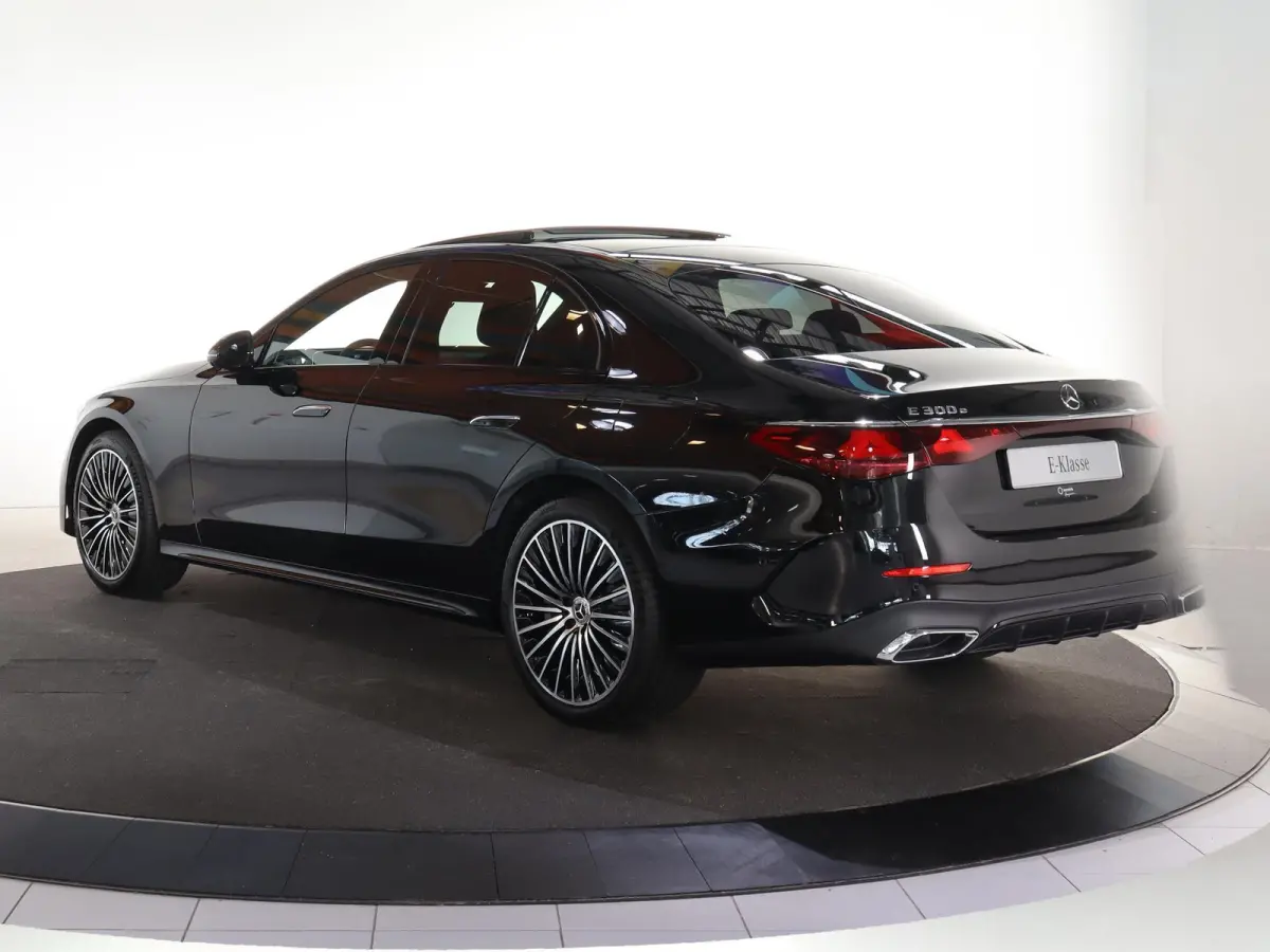 300e Sport Edition | Panoramaschuifdak | Premium plus | Superscreen | Nightpakket | Burmester | Stoelventilatie | Rijassistentiepakket Plus | Head-up display | DISTRONIC |
