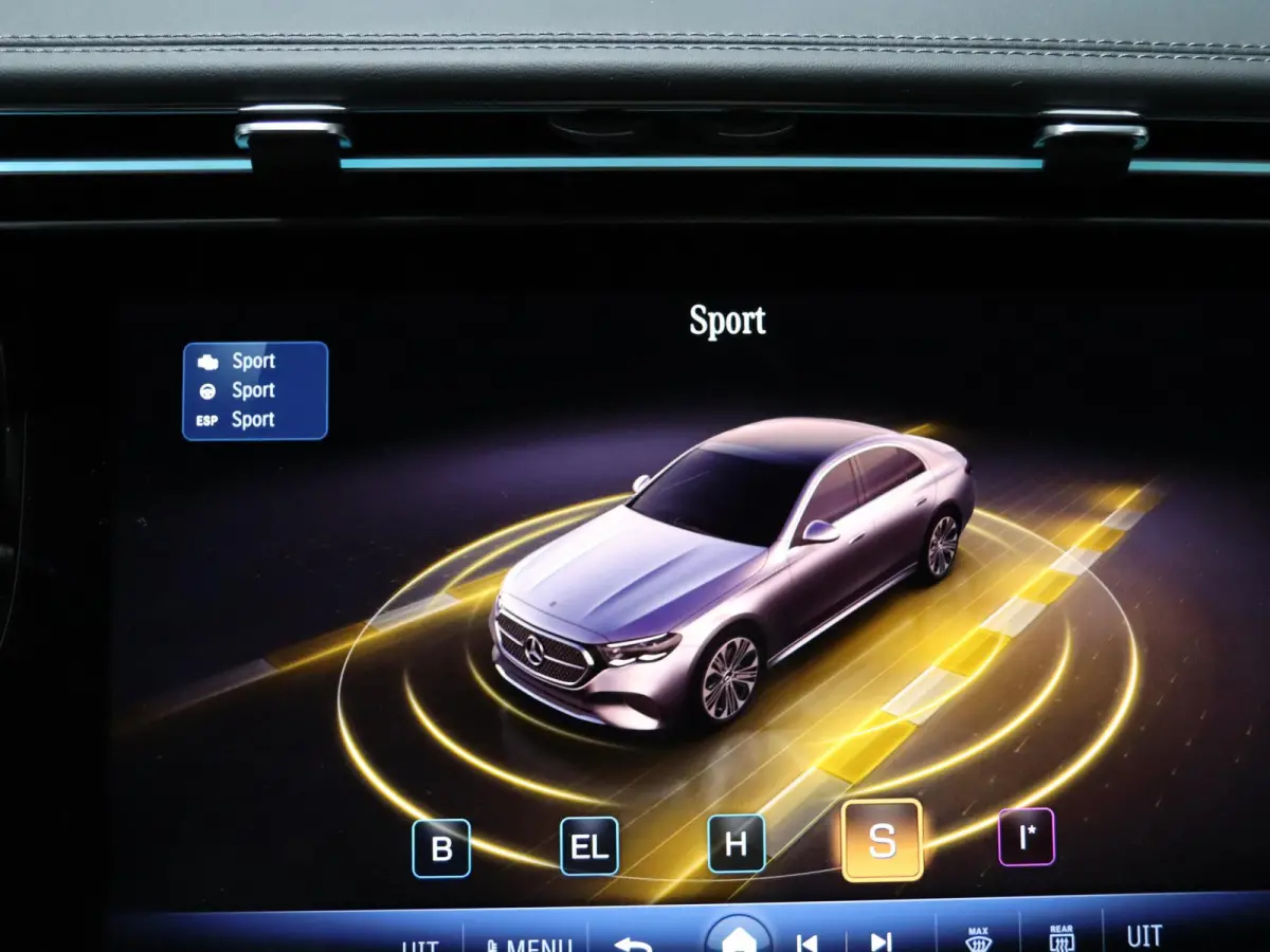 300e Sport Edition | Panoramaschuifdak | Premium plus | Superscreen | Nightpakket | Burmester | Stoelventilatie | Rijassistentiepakket Plus | Head-up display | DISTRONIC |