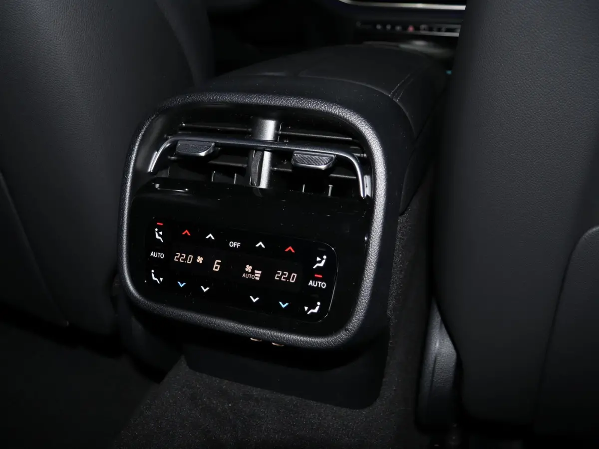300e Sport Edition | Panoramaschuifdak | Premium plus | Superscreen | Nightpakket | Burmester | Stoelventilatie | Rijassistentiepakket Plus | Head-up display | DISTRONIC |
